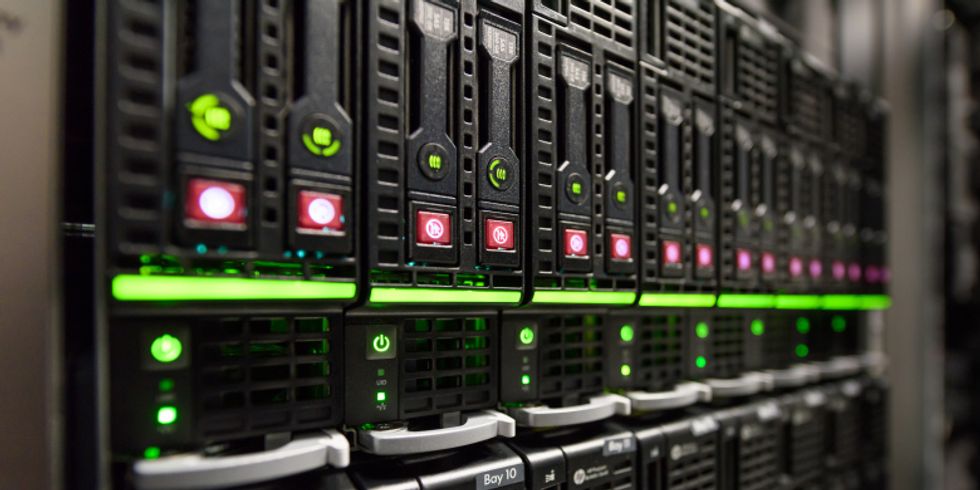 Eine Reihe Server mit leuchtenden LED's in einem Serverschrank.