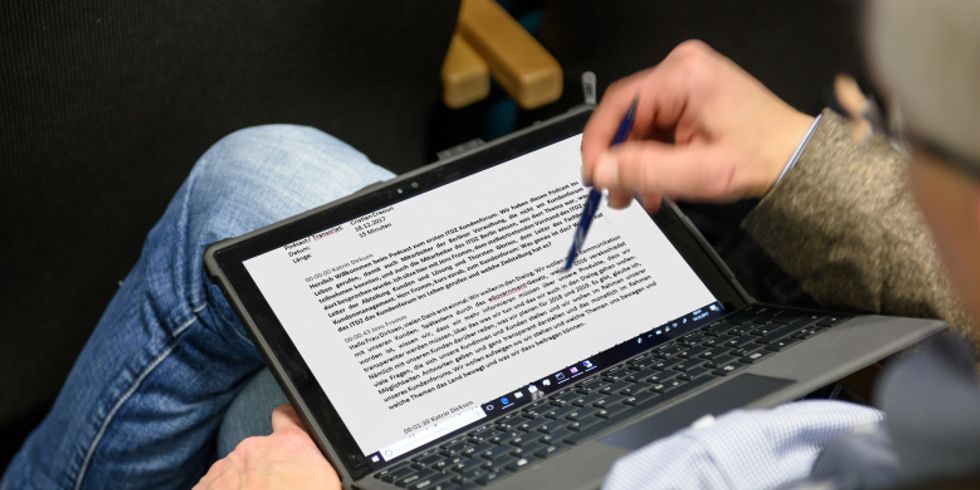 Mitarbeiter mit Laptop auf dem Schoß