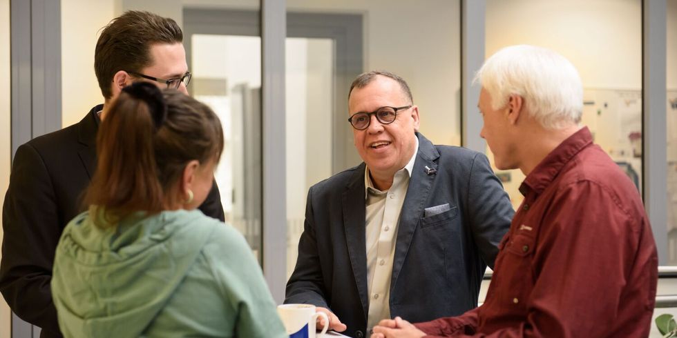 Vier Angestellte, die sich unterhalten