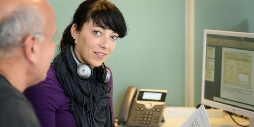 zwei Angestellte an einem Standard-IKT-Arbeitsplatz