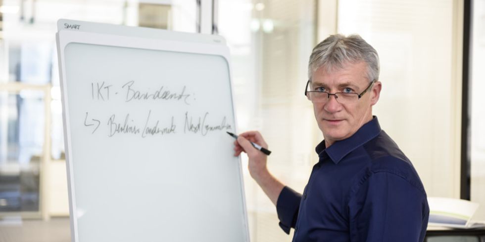 Ein Mitarbeiter an einem Whiteboard