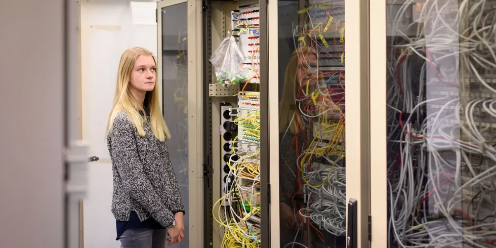 Praktikantin vor einem Serverschrank