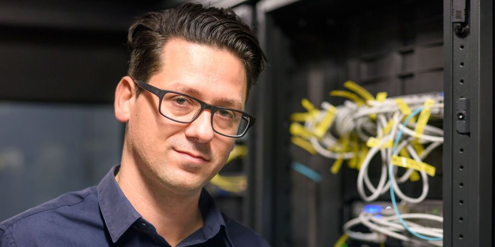 Mitarbeitender an einem Serverschrank