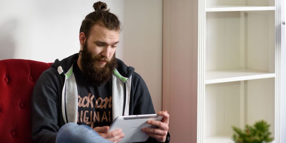 Mitarbeiter, der auf ein Tablet guckt