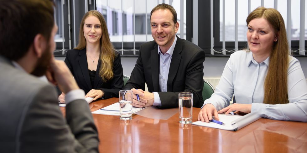 Drei Mitarbeitende sitzen gegenüber einem Bewerber für das ITDZ-Berlin