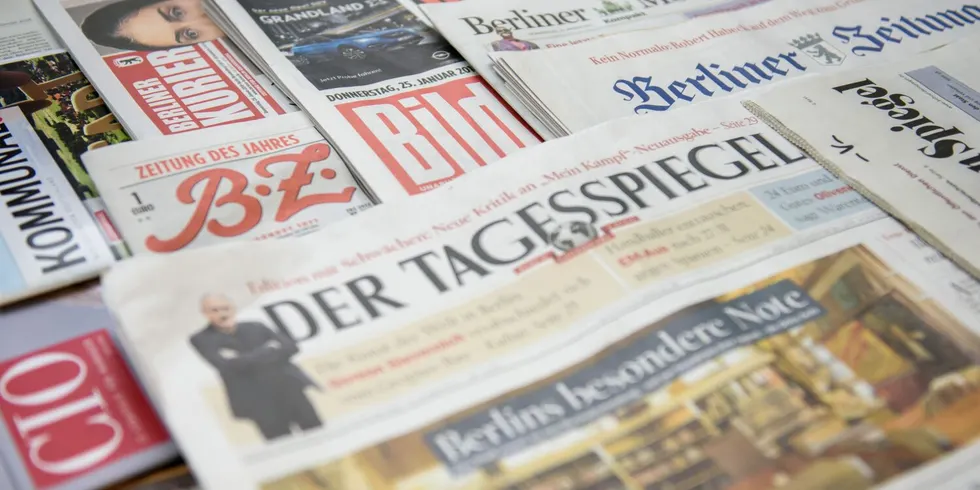 Mehrere gestapelte Zeitungen