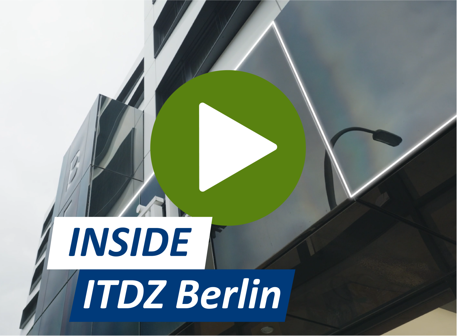 Foto der Fassade des ITDZ-Berlin-Gebäudes, davor Schriftzug mit Play Button: Inside ITDZ Berlin