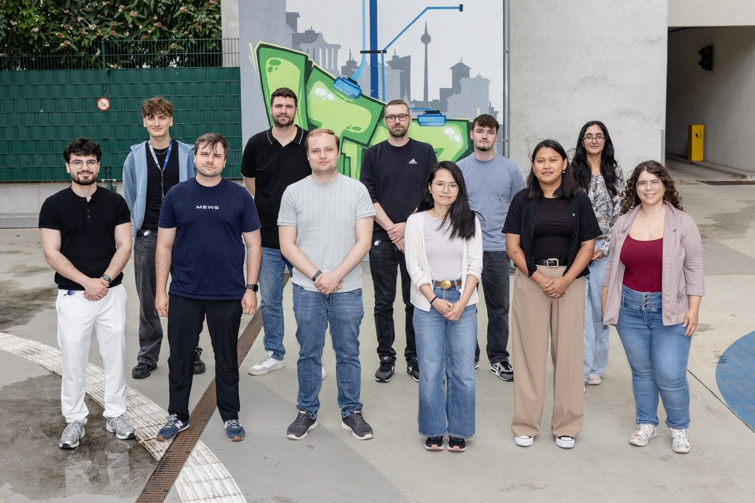 Zwölf Azubis auf Gruppenbild