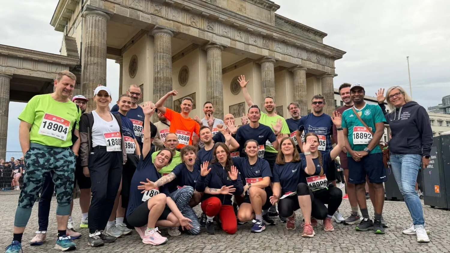 Gruppe von ITDZ Berlin Mitarbeitenden vor dem Brandenburger Tor