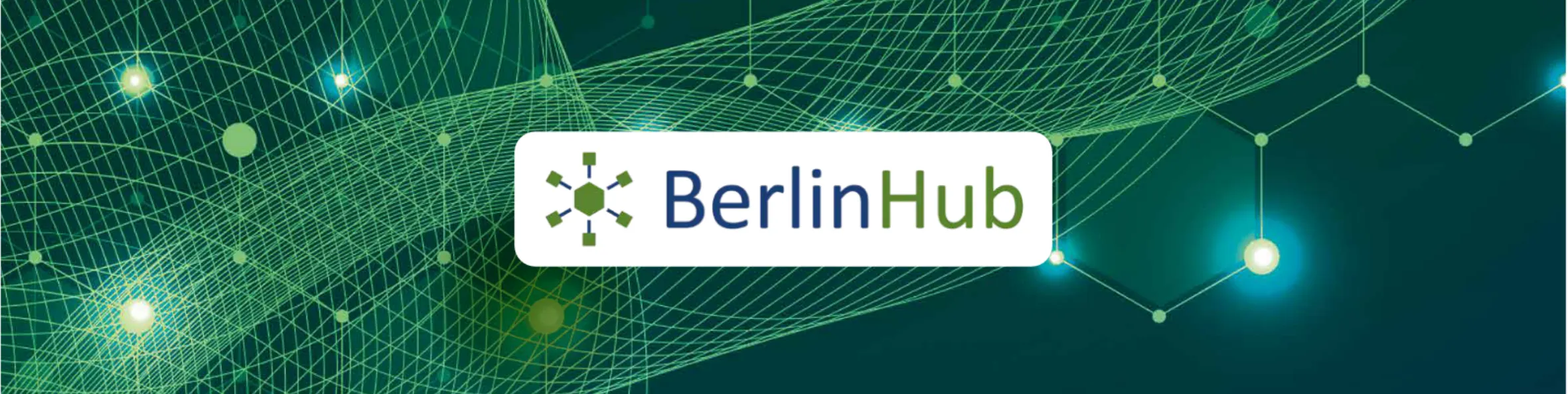 BerlinHub-Logo auf einer abstrakten digitalen Netzwerk-Grafik mit grün-blauen Datenlinien.