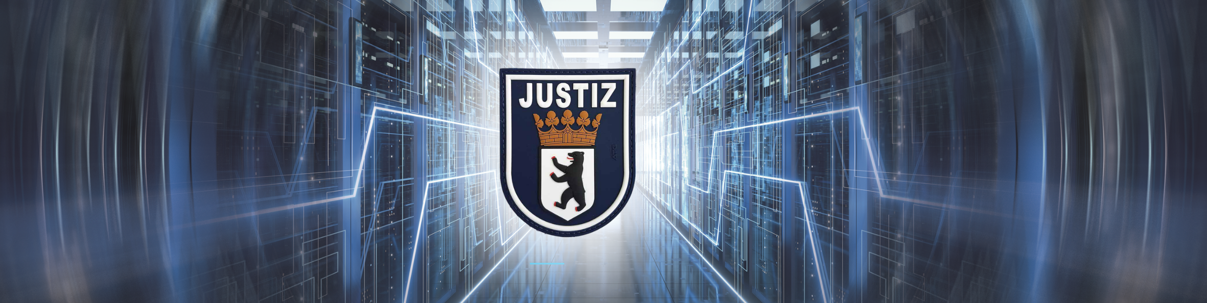 Justiz-Wappen vor einer digitalen Serverraum-Grafik als Symbol für sichere IT-Infrastruktur der Berliner Justiz.