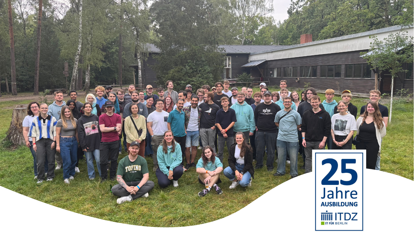 Gruppenfoto von Auszubildenden und Studierenden des ITDZ Berlin auf einer Wiese vor einem Gebäude im Grünen. Unten rechts ist das Logo „25 Jahre Ausbildung ITDZ Berlin“ eingeblendet.