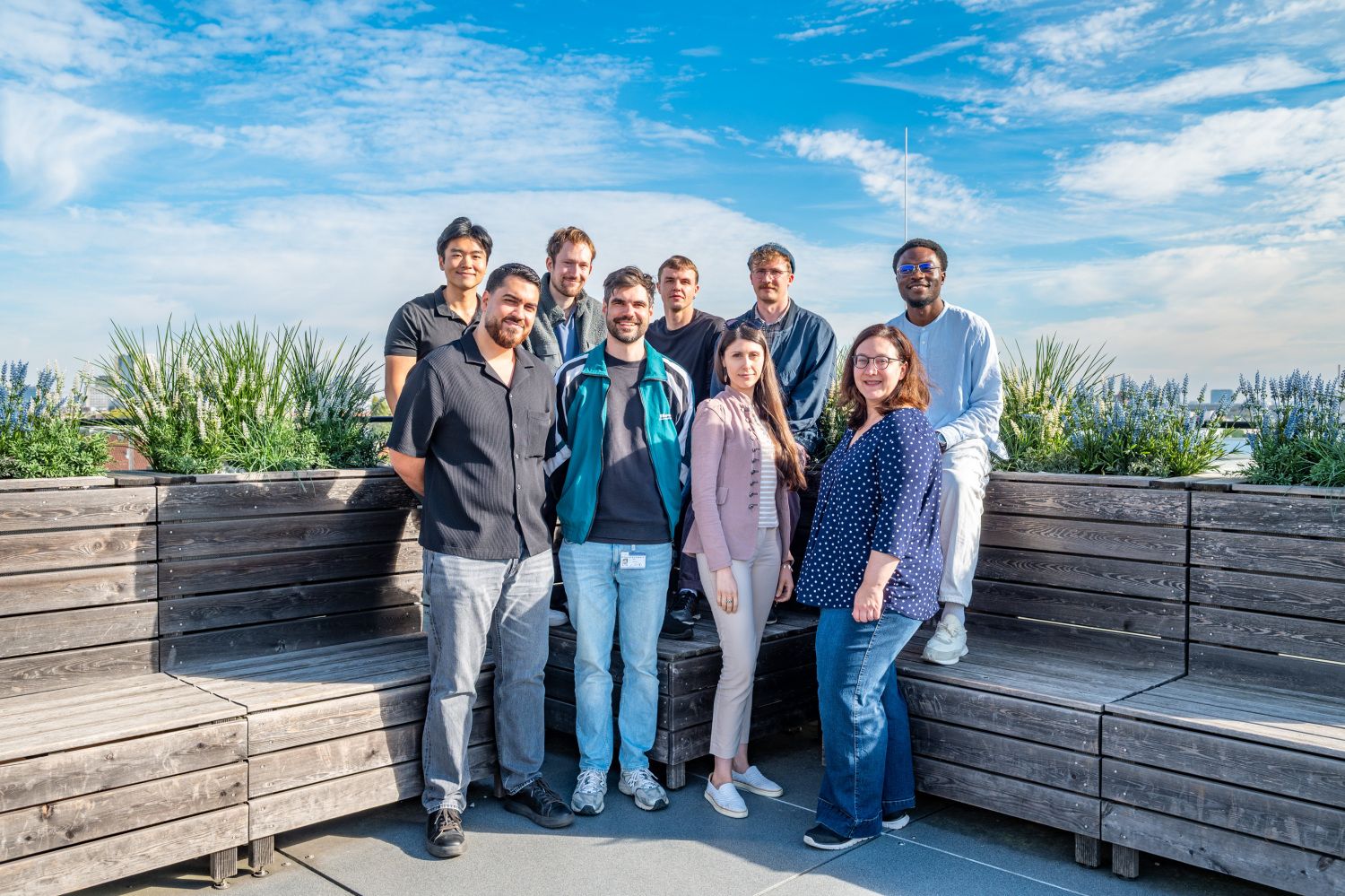 8 Menschen auf Gruppenfoto