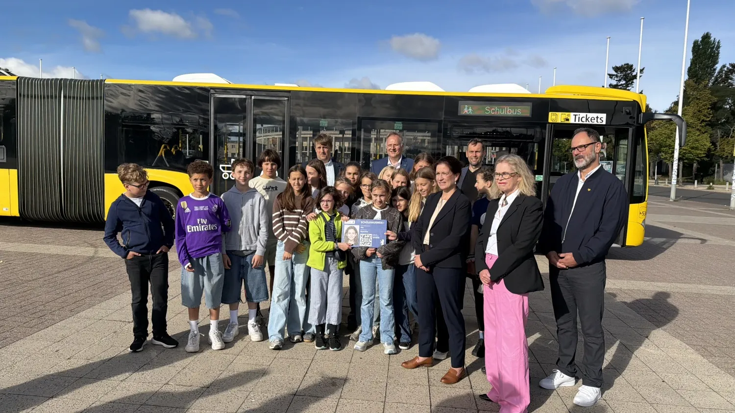 Gruppenbild mit dem digitalen Schülerausweis, Schülerinnen und Schülern sowie den beteiligten Partnerinnen und Partnern
