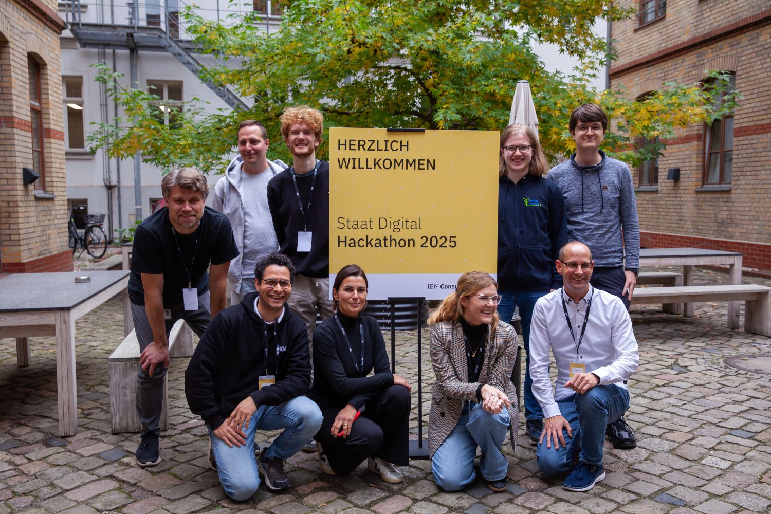 ITDZ-Team für den Hackathon sitzt und steht vor der Kamera