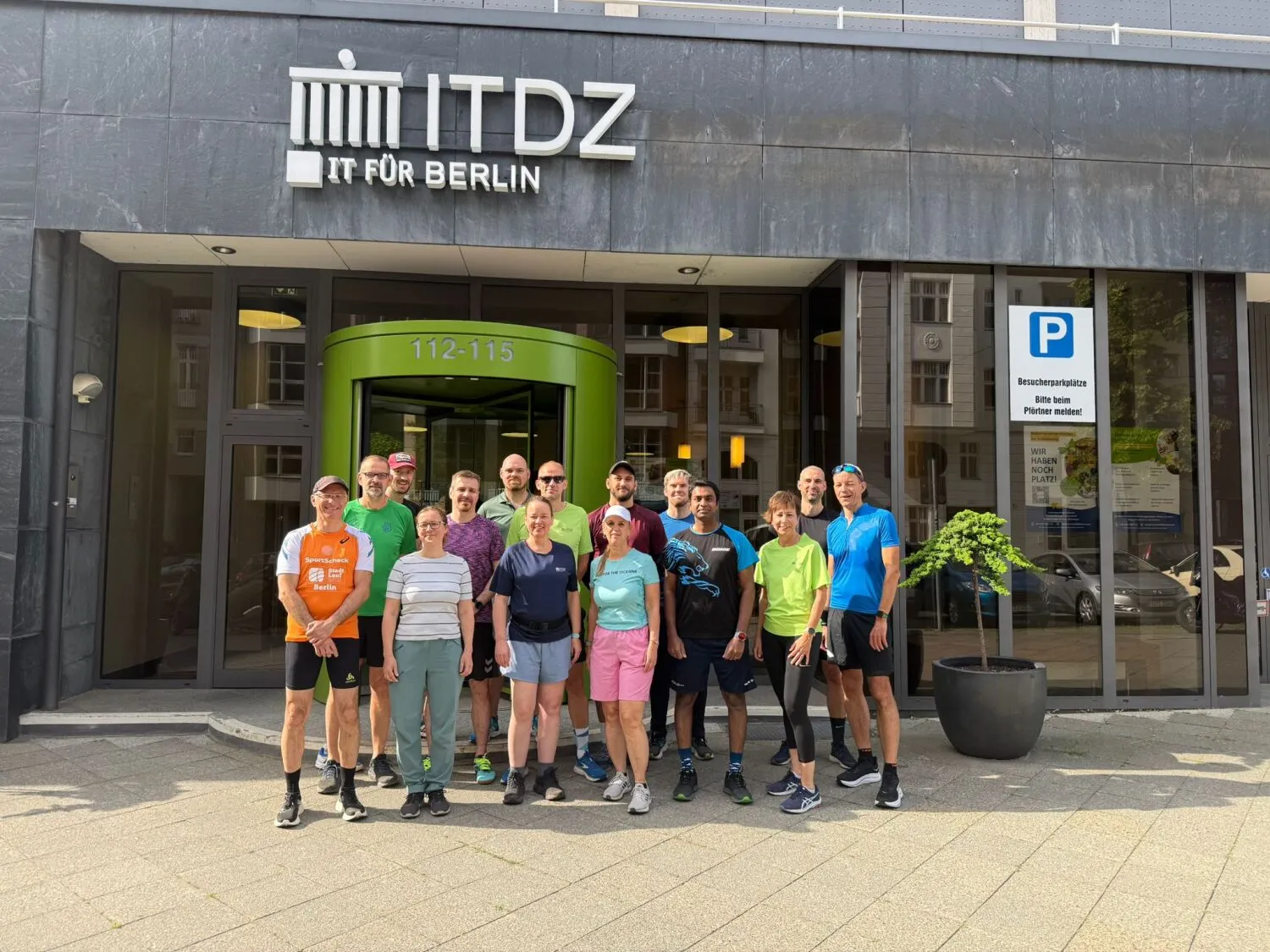 Laufgruppe vor dem ITDZ Berlin Gebäude