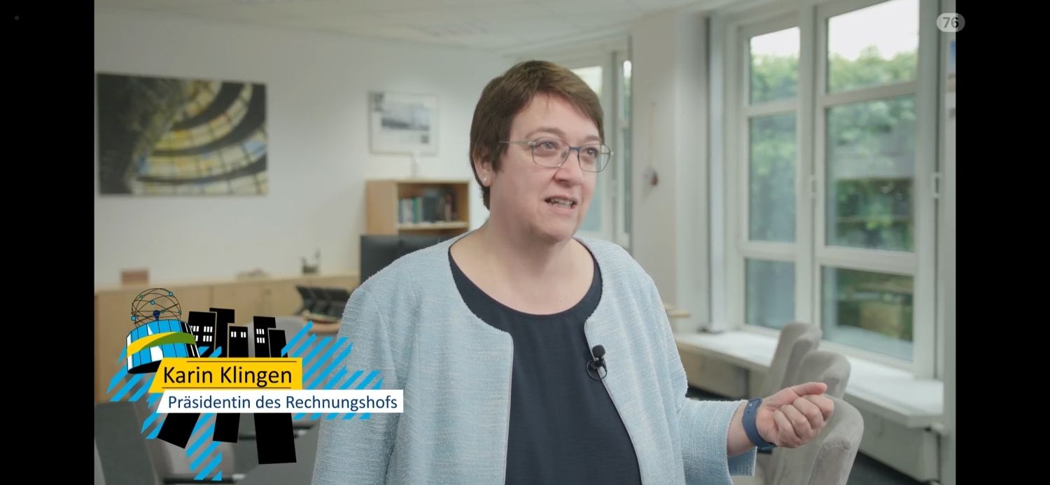 Frau spricht in Kamera
