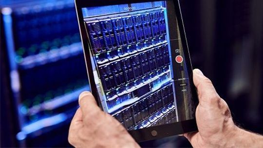 Hände mit Tablet in Rechenzentrum