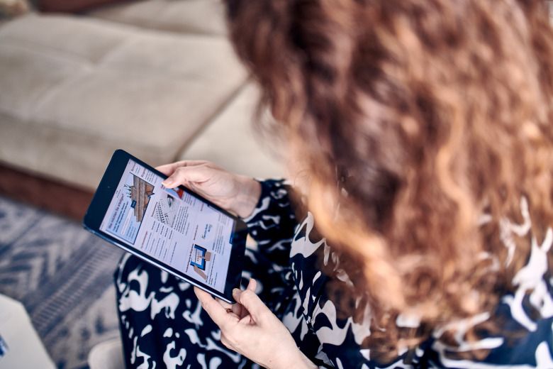 Frau schaut auf Tablet