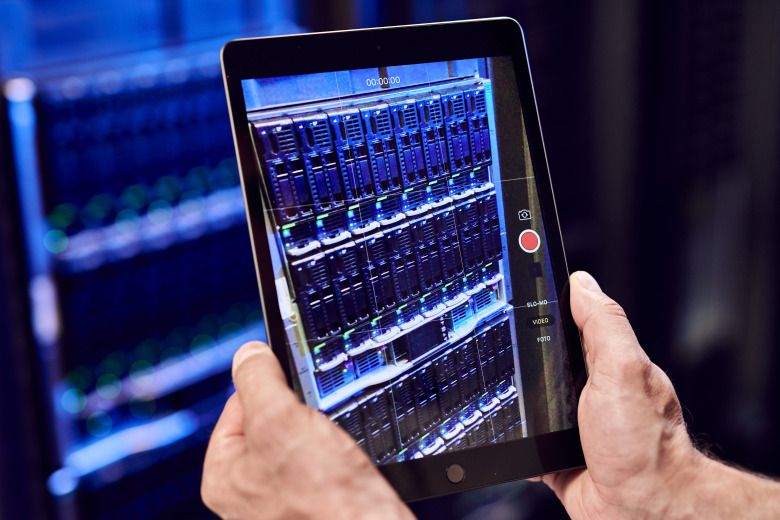 Tablet fotografiert Serverschrank
