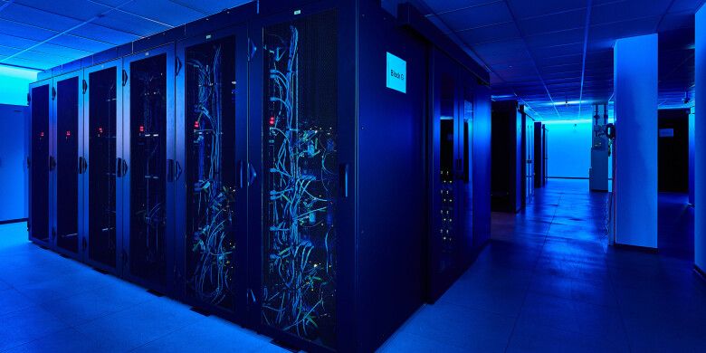 Serverschränke in einem Rechenzentrum