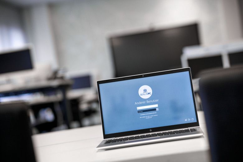 Laptop mit BerlinPC-Oberfläche auf Bildschirm
