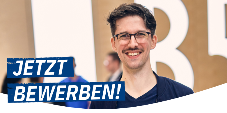 Junger Mann lächelt, daneben Banner mit Schrift: Jetzt bewerben!