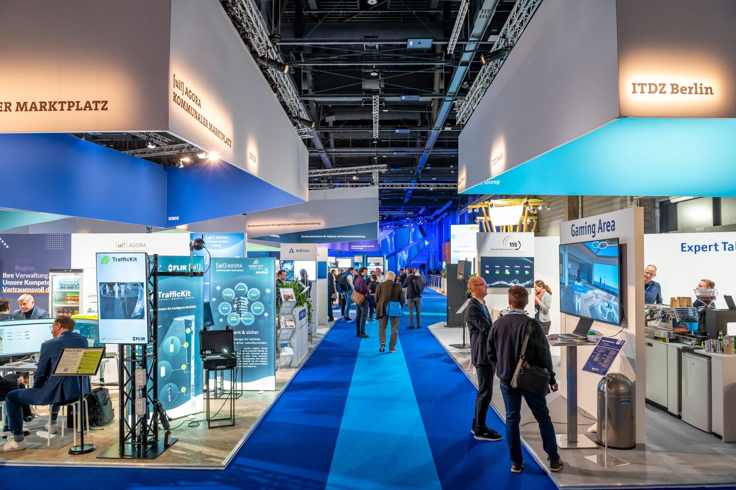 Menschen an Ständen und Gängen auf der Smart Country Convention