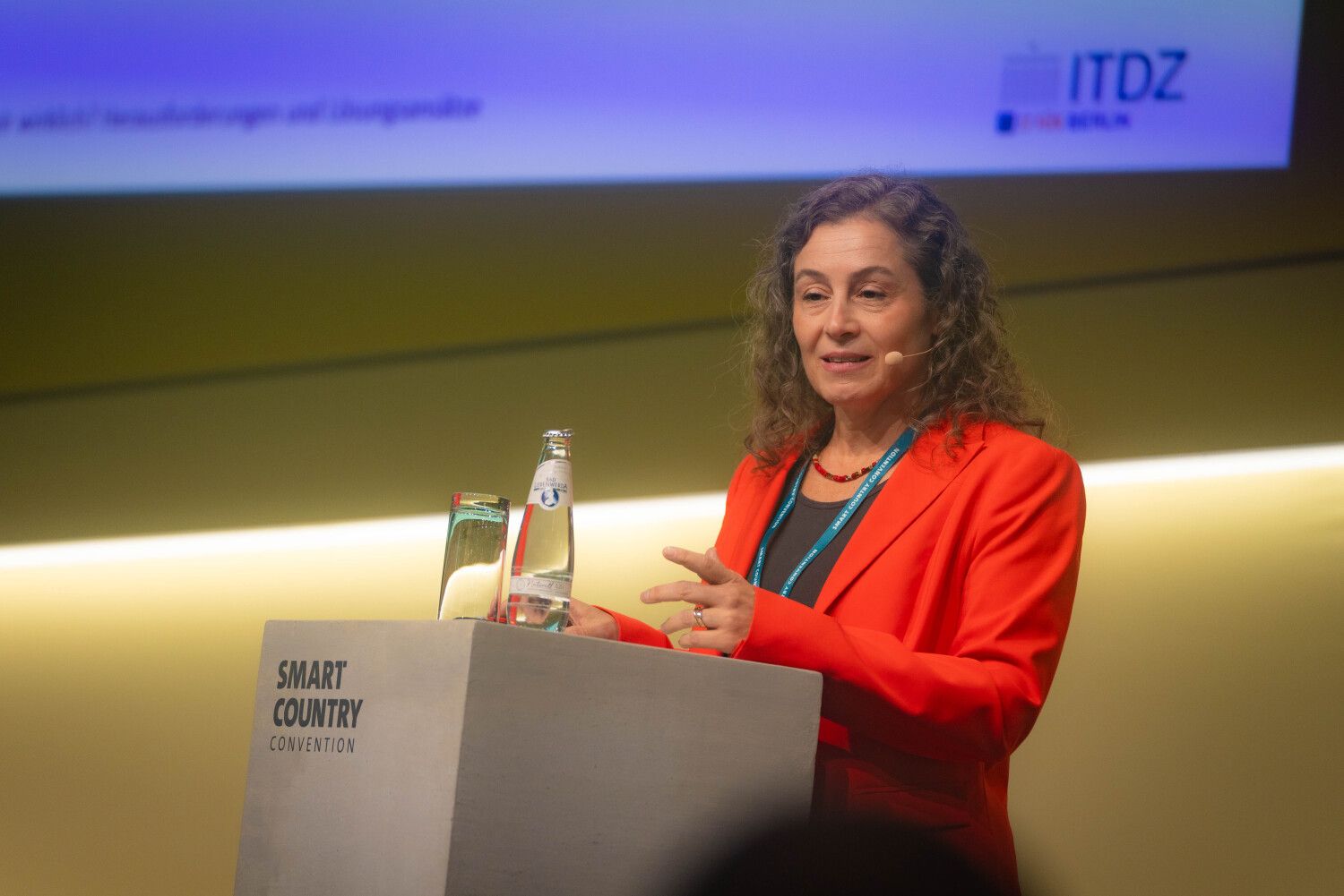 Maria Borelli steht an einem Pult und hält Vortrag