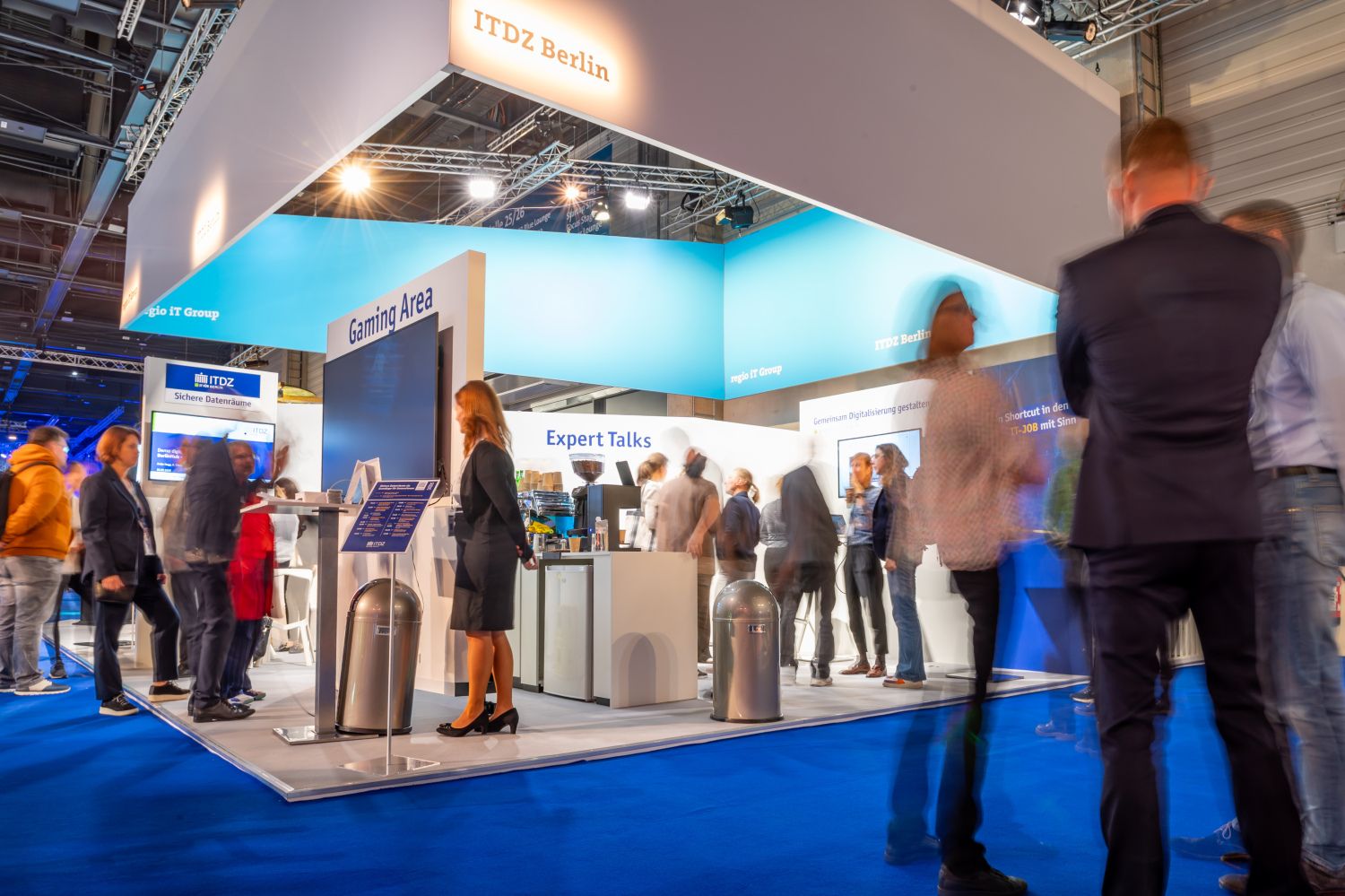Stand des ITDZ Berlin auf der SCCON, daneben Menschen