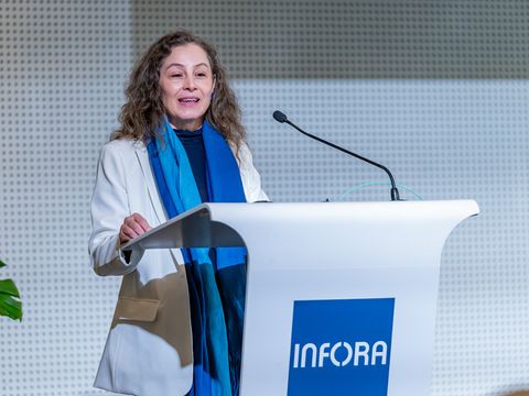 Dr. Maria Borelli spricht auf der Bühne