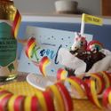 Bildvergrößerung: Mateflasche und Cupcake mit Fähnchen und Luftschlangen
