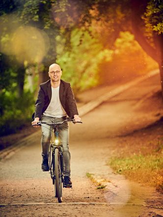 Innovationsmanager Matti Große fährt Fahrrad