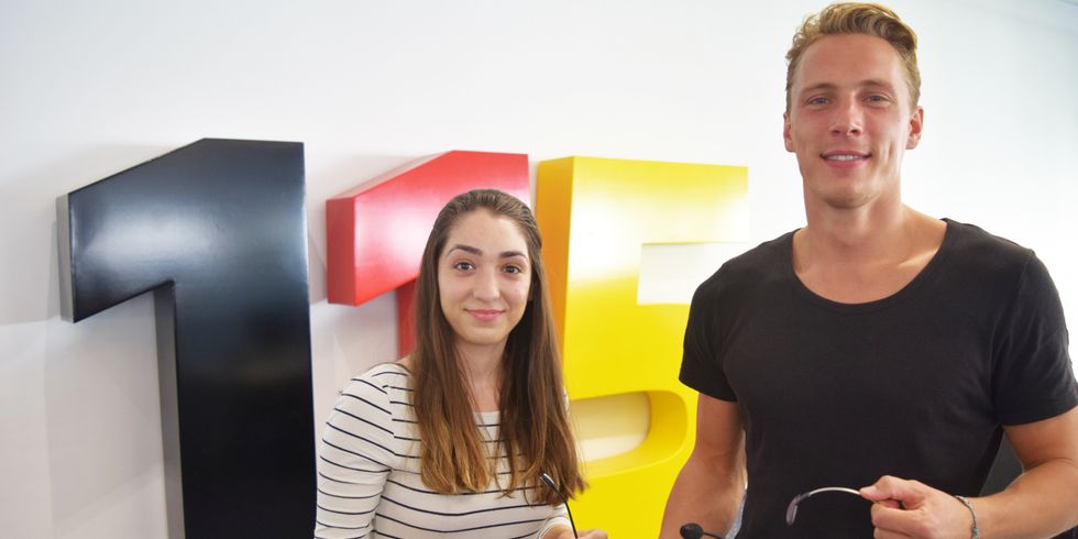 Ayla und Jan stehen vor den 115 Zahlen