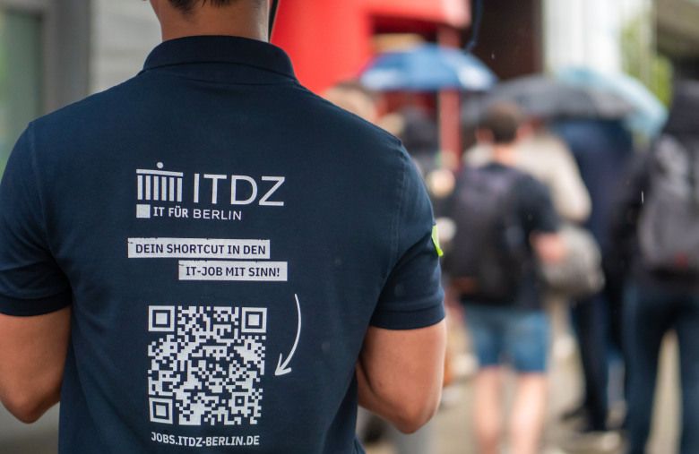 Mensch von hinten mit QR-Code auf T-Shirt