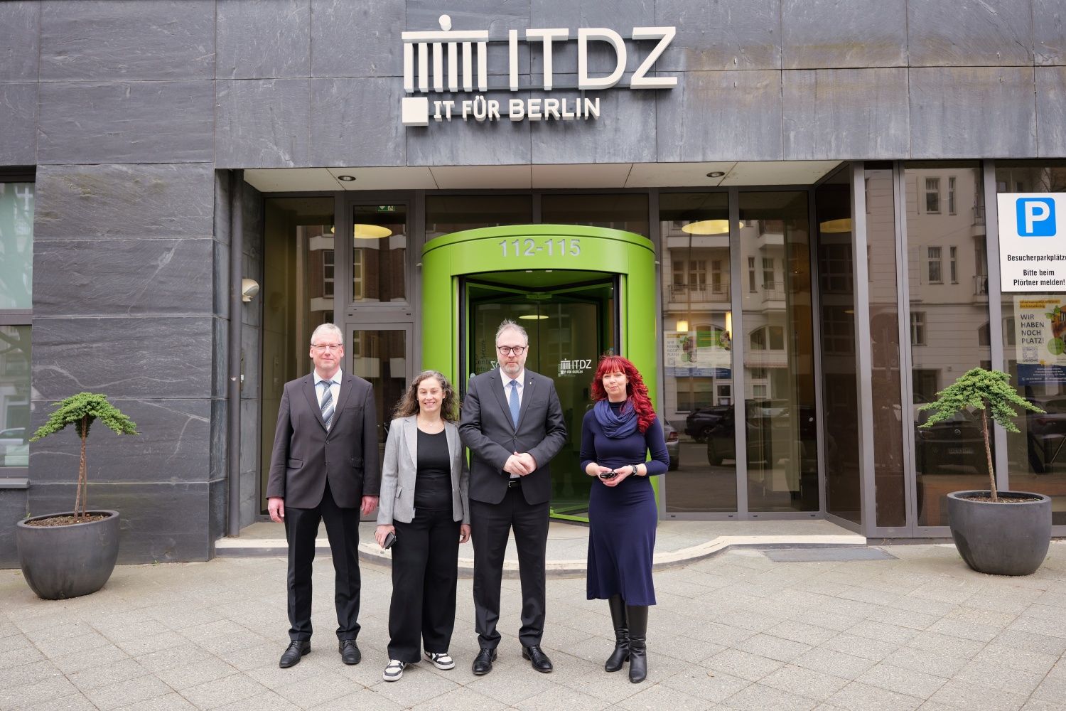 Tim Freyer, Dr. Maria Borelli, CDO Matthias Hundt und Peggy Schuhmann stehen vor dem Haupteingang vom ITDZ Berlin