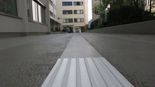 Blindenleitstreifen im Hof des ITDZ Berlin
