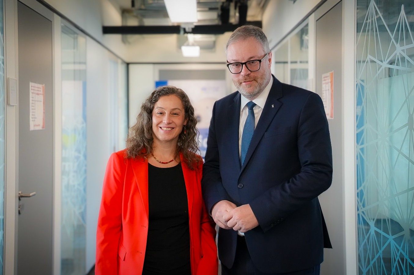 CDO und Dr. Maria Borelli lächeln in die Kamera.