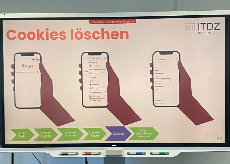 Auf einem Smart Board sieht man, wie man die Einstellung zum Cookies löschen in drei Schritten auf dem Handy findet