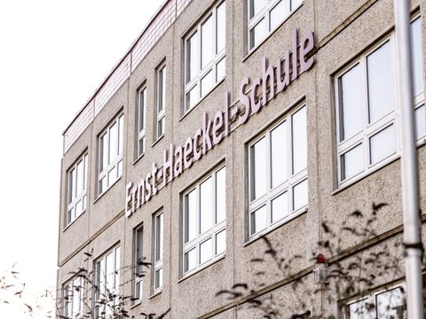 Die Ernst-Haeckel-Schule ist von aussen zu sehen