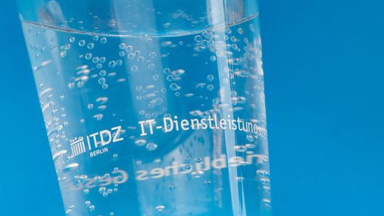 Ein Wasserglas mit ITDZ Berlin Aufdruck