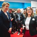 Bildvergrößerung: Bürgermeisterin von Berlin im Gespräch mit Berlin Partner