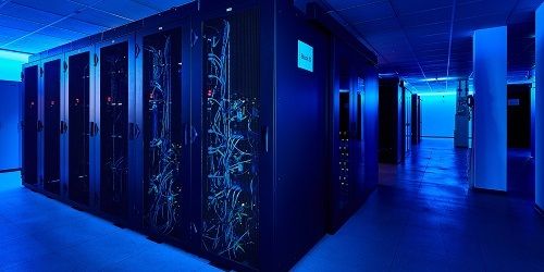 ein Raum mit Serverboards in blauem Licht