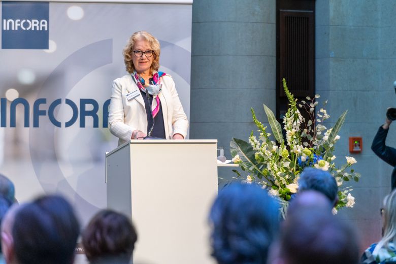 Anne Lolas spricht auf Podium