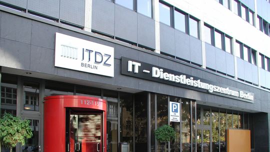 der rote ITDZ Berlin Eingang