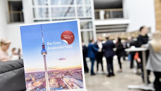 Berliner Anwendertage 2023 - Prospekt mit verschwommenem Hintergrund