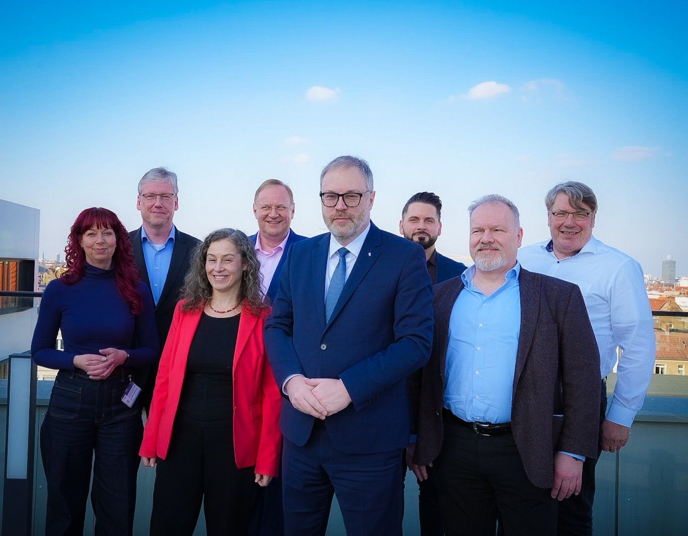 CDO und Managementrunde lächeln in die Kamera.