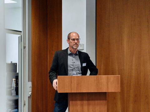 Ralf Brüchmann hält einen Vortrag