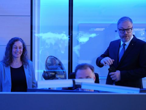 Dr. Maria Borelli und CDO Matthias Hundt stehen im Security Operations Center