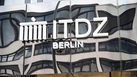 Das ITDZ Berlin Logo über dem Eingang in Haus 7